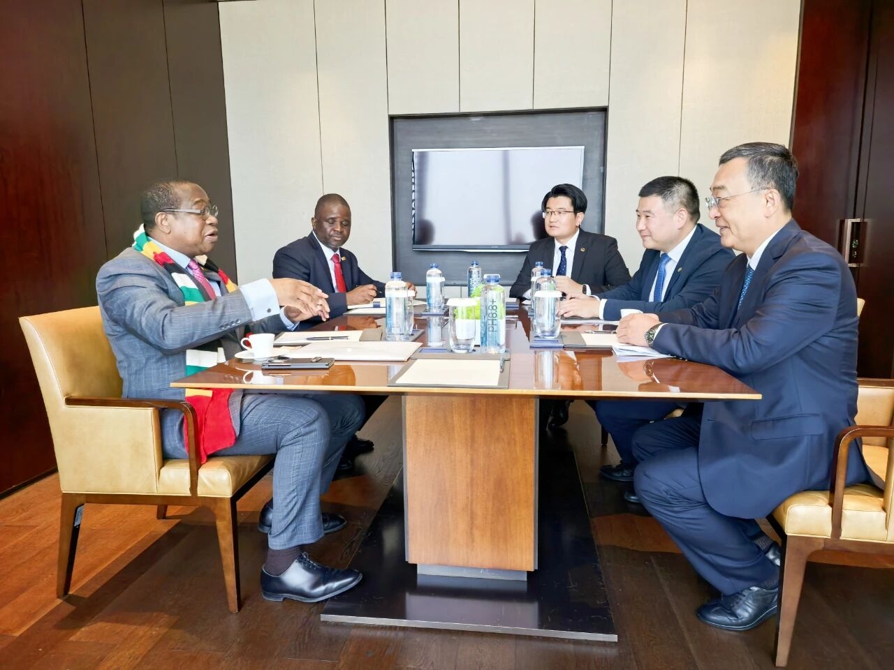 毕彦春拜会中国驻津巴布韦大使周鼎、与津巴布韦财政部长恩库贝和穆塔帕投资基金首席官钦耶姆巴举行座谈